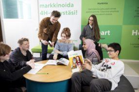 4H Business Labissa useampi nuori istumassa porukassa.