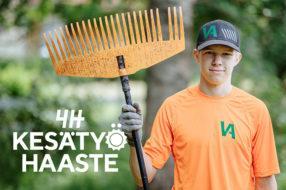 Kuvassa poika pitelee haravaa kädessään ja hymyilee kameralle. Vasemassa alalaidassa logo, jossa lukee 4H kesätyöhaaste