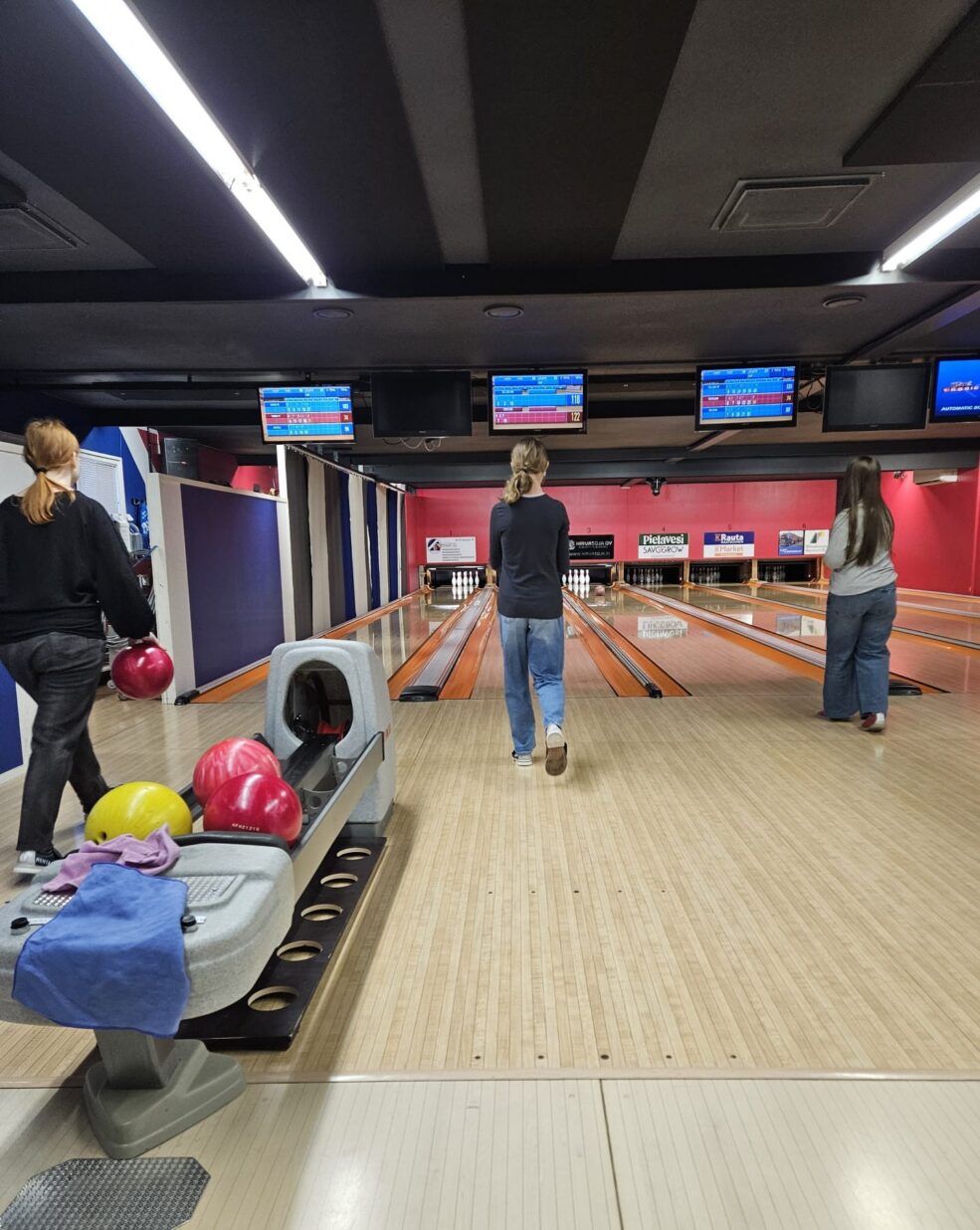 Kolme työttä keilaradalla.