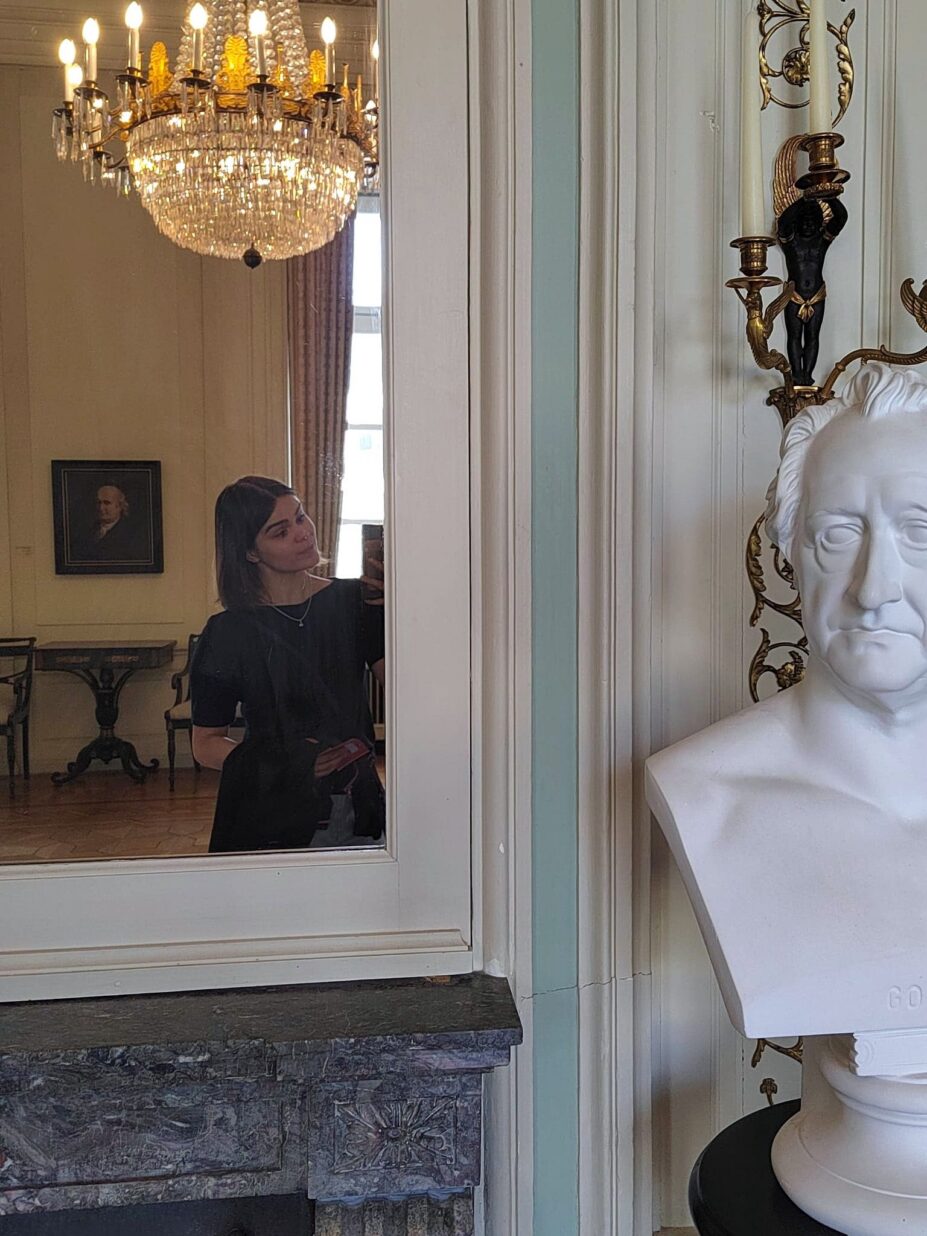 Vilhelmiina huoneessa, jossa on kristallikruunu ja patsaita.