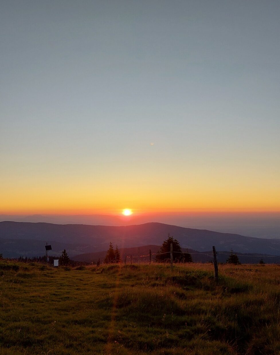 Auringonnousu vuoristomaisemissa.